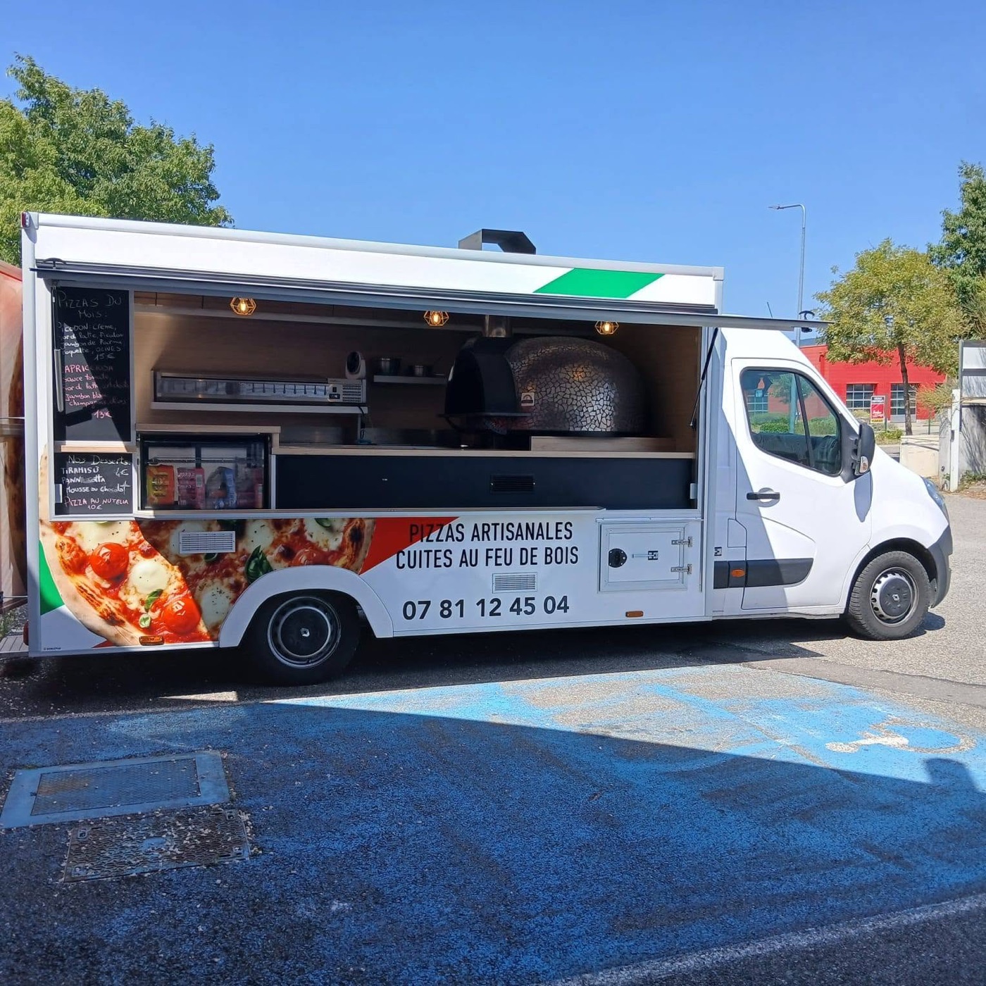 Le food-truck Pizza Napoli et son four à bois