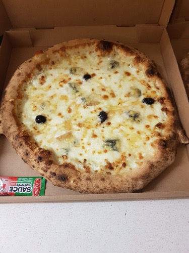 Pizza au fromage gratiné et aux olives, vue de dessus.
